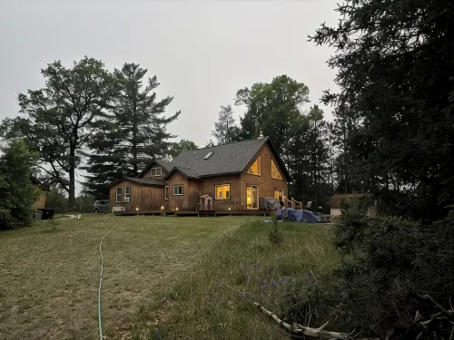 4-bedroom north woods, pet friendly cabin with WiFi, great room and fire place. - 3-Star