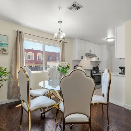 Cozy&Stylish DT Alhambra Living Walk to Starbucks, Dining &Nightlife places