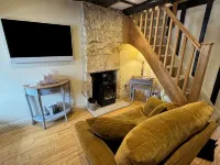 Charming 2-bedroom cottage in fabulous Broadway with WiFi