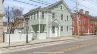 Seaside Stay in Historic Warren - Apartments