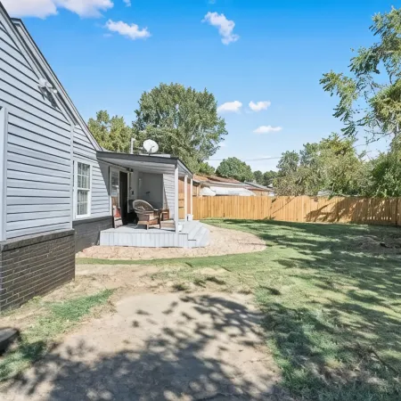 4 Br, 2 Bths,  Sleeps up to 12 Has 4 Bds, 2 Air Mattresses, Twin Mattress,Couch.