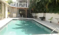 Cozy 2 bedroom  air conditioned 1 bathroom apartment with swimming pool . Hotel di 