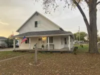 The White House…a lovely family friendly 4-bedroom house with WiFi in Kalkaska Hotels in Kalkaska