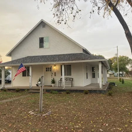 The White House…a lovely family friendly 4-bedroom house with WiFi in Kalkaska