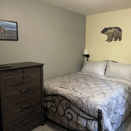 Den Mishka - Kodiak's Den of the Little Bear