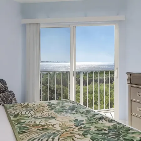 Castaway Key - Oceanfront Condo with Double Balconies & Marina Access