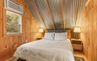 Picturesque 3-bedroom Cabin Hideaway in a wooded setting with a lake view!