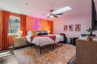 5BR Movie Theater, Hot Tub, Bowling, Fire Pit! - 4성급