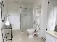 Separate & Self contained apartment in beautiful tropical garden close to beach. - Wifi