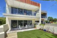 Beachside 880  beachfront luxury Apartment with Sunset views from the balcony. - Apartments