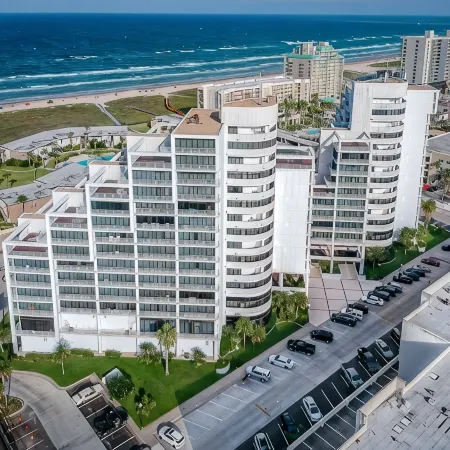Modern Beachfront Complex 2 Minute Walk to Beach Ocean and Bay views! Sleeps 4