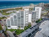 Modern Beachfront Complex 2 Minute Walk to Beach Ocean and Bay views! Sleeps 4 - Bintang 4