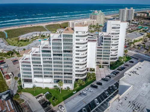 Modern Beachfront Complex 2 Minute Walk to Beach Ocean and Bay views! Sleeps 4