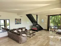 Character house overlooking the golf course and the bay of the Three Islets - 游泳池