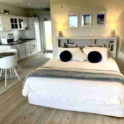 Waterfront fabulous view, spacious studio, heated pool & 10 mins walk into town. Rooms