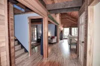 Near Sandy River~ Hot Tub, King Bed, XBOX, Game Room, BBQ, Family Friendly - 홈스테이