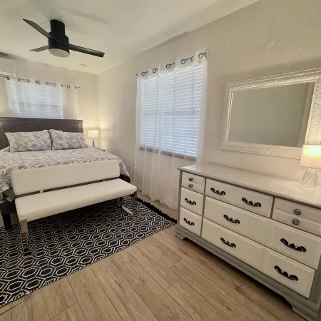 Charming Longboat Key Bungalow Minutes from Beaches, Restaurants, Parks