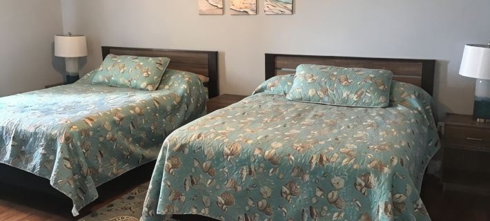 Beach Level Lake Front Condo L02-5 Queen Beds.  Rent Rent 3-4th Free -Ask Hotels in Ashtabula County