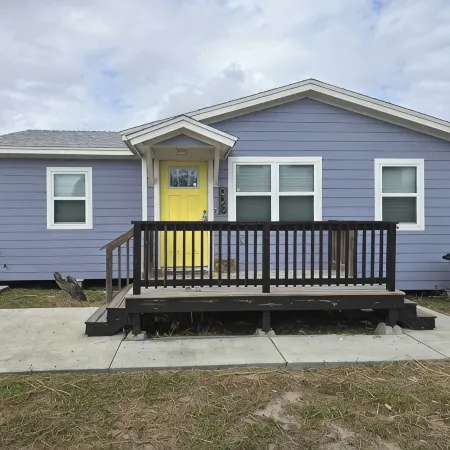 Charming 3-bedroom cottage in serene Aransas Pass with AC, WiFi