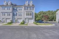 Spacious 4-bed 3.5-bath Townhome in Long Neck with AC, Swimming Pool & Game Room - 홈스테이