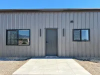 Barndominium Desert Escape - Mountain View, town close, gateway to Death Valley - Wifi