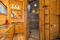 Luxury Getaway | Mountain/River Views, BBQ/Fishing - Alppimaja