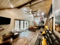 Secluded cabin next to creek with hot tub + fire pit. Walking distance to river. - Hytter