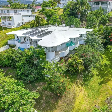 Garden Vacation w/ Outdoor Living Space and Kitchen, Large Rooms, King Size Beds