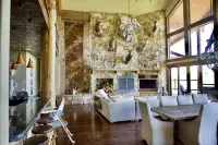 Private Luxury on 8acers with Amazing views and Spacious Accommodations