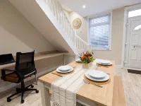 Cosy House in Runcorn: Perfect for Families & Business Travelers! Free Parking Hotels in Runcorn