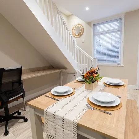 Cosy House in Runcorn: Perfect for Families & Business Travelers! Free Parking Hotels in Runcorn