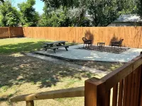 Peaceful home with an amazing yard near downtown San Antonio. Pet Friendly! 미션 트레일 주변 호텔