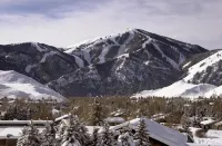 Dog-Friendly Fishing/Ski Log Home by River/Mountain – a Feeling of Old Ketchum