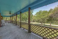 The Rustic Minnow: Walk to Lake, Enjoy Outdoor Amenities and Stunning Landscape - 3-Star