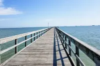 Sunny Family Friendly House 1500 sqft ~ Oversized Covered Deck ~ .5 m to Beach - Kitchens