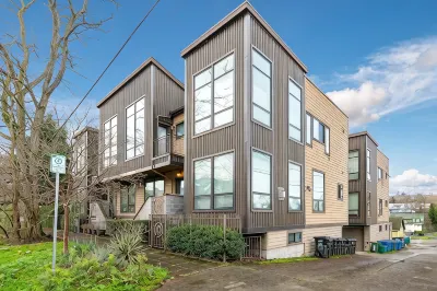 Stylish Seattle Townhome Near Shops & Dining 콜럼비아 시티 호텔