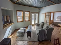 Calamity Jane's Hideaway 1-Bedroom, 1-Bath, Huge Deck, Close to Main Street