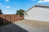 The Salty Breeze Beach House ~ 15 mins > Navarre & Pensacola Beach