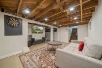 Historic Craftsman Bungalow, Just Steps to Downtown ~HOT TUB!~ - Boutique