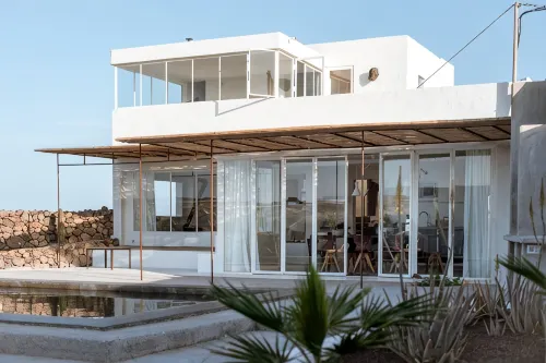 An architectural oasis with large swimming pool, along a breath-taking scenery. - Huvilat