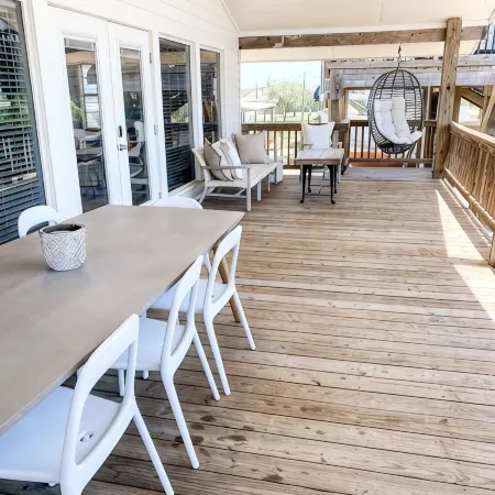 Sunny Family Friendly House 1500 sqft ~ Oversized Covered Deck ~ .5 m to Beach