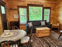 The Harmony Cabin A cozy one bedroom cabin! 맥도웰 카운티 호텔