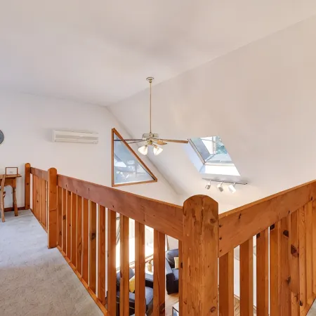Pocono Chalet- walking distance to Lake Wallenpaupack- 3 Full baths