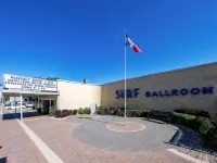 Adorable little beach house by the Surf Ballroom! Hotels in Clear Lake