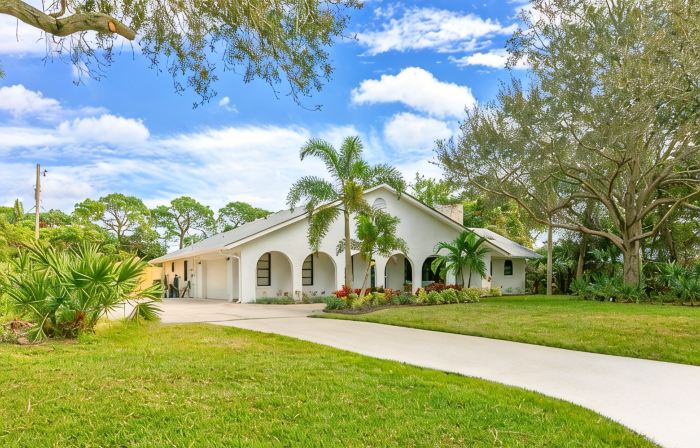 Peaceful and Spacious Pool home in Jensen Beach! RV-Boat Prkg-Fenced Yrd