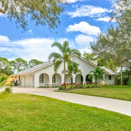 Peaceful and Spacious Pool home in Jensen Beach! RV-Boat Prkg-Fenced Yrd