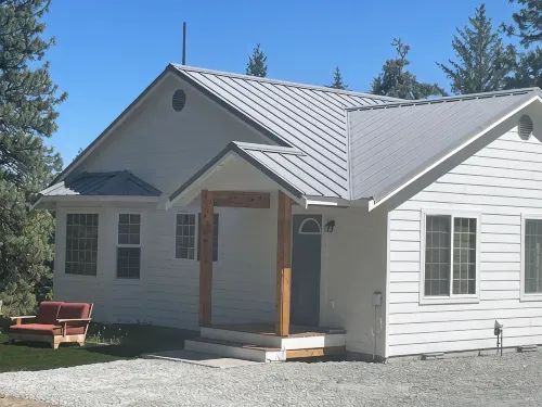 Spectacular peaceful out of town getaway only 5 miles from downtown Lake Chelan.