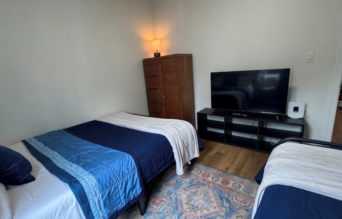 Sleeps 8! Foosball+Arcade, Private Courtyard, Parking, Washer+Dryer. Great Home!