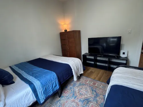 Sleeps 8! Foosball+Arcade, Private Courtyard, Parking, Washer+Dryer. Great Home! - Wifi