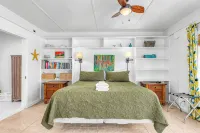 POMPANO Beach studio with pool. Lovely Couple's Getaway… Steps to beach - Beach